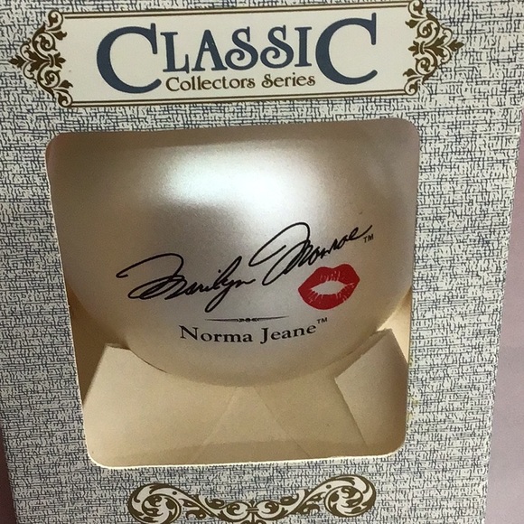 MARILYN MONROE CLASSIC COLLECTORS SERIES GLASS ORNAMENT - Picture 5 of 10